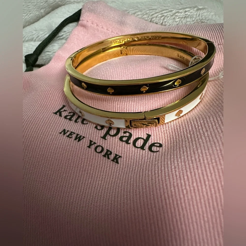 Kate Spade Set Black and White Spot the Spade Enamel Hinged Bangles NWOT - Picture 2 of 9